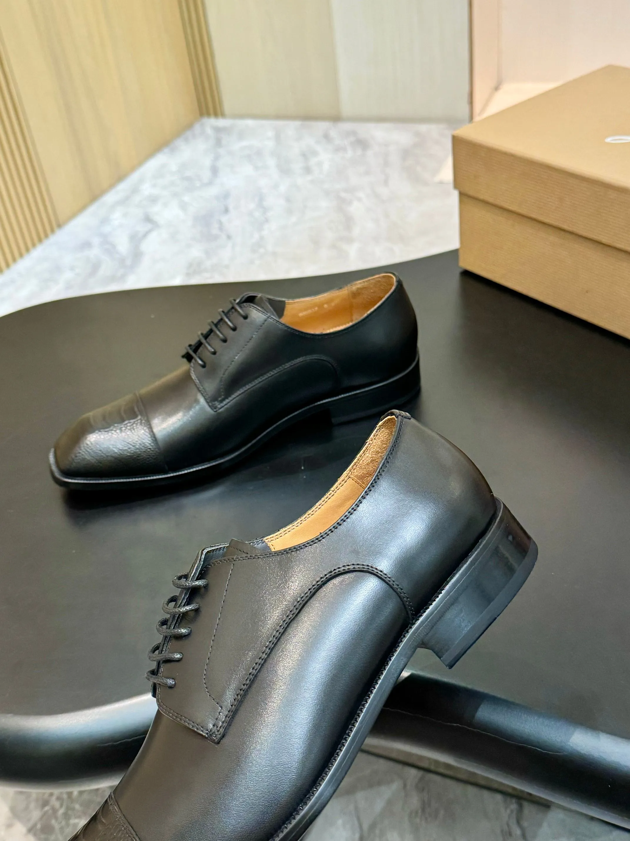 [CL red sole shoes] Top P: 1020💰 Size 39-44 (⚠️38.45.46.47 custom-made, non-returnable and non-exchangeable) 🆑High-end men's business formal leather shoes, original authentic top quality goods ••✅💯 Top original order purchasing agent! Original imported patterned cowhide ➕Imported cowhide lining ➕Cowhide feet ➕Original leather outsole~🉑️Feel free to compare the authentic ones!